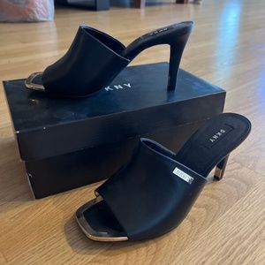DKNY Bronx Mule with gold tip toe and heel SZ 10